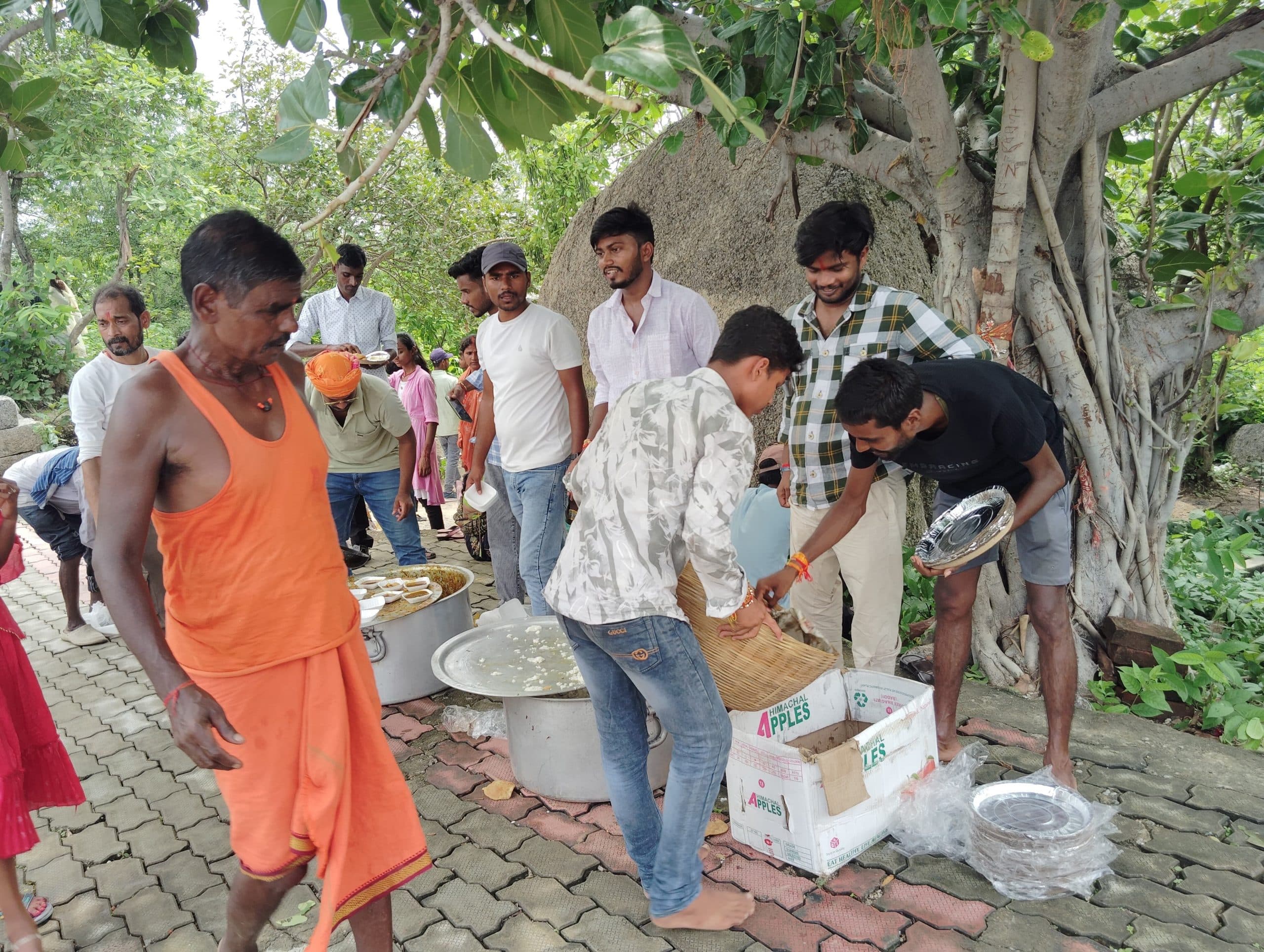 सावन पूर्णिमा पर उमगा पहाड़ पर किया गया प्रसाद का वितरण