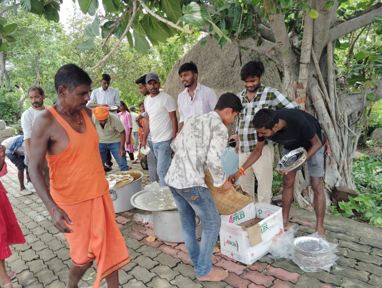सावन पूर्णिमा पर उमगा पहाड़ पर किया गया प्रसाद का वितरण