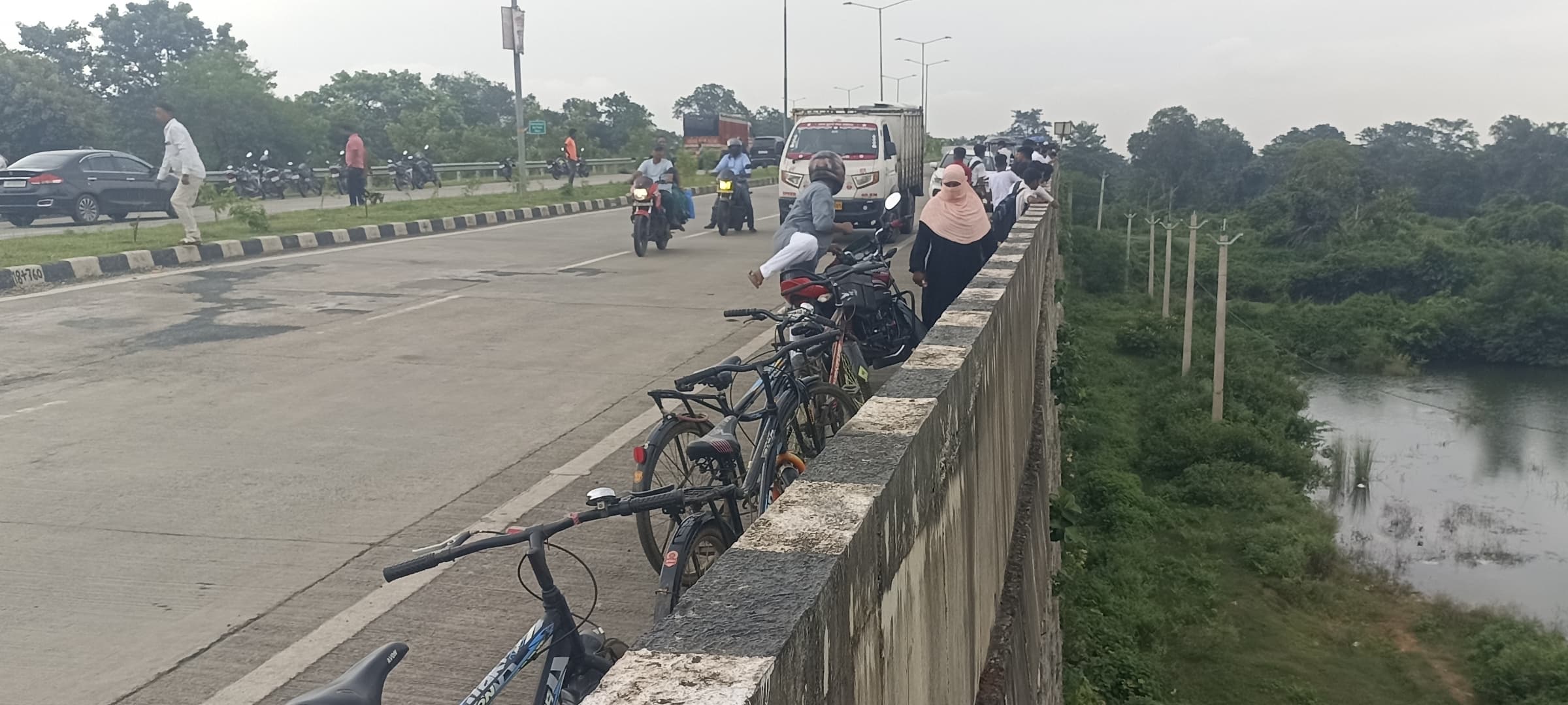 Dhanbad News : अजगर की अफवाह, देखने के लिए मछियारा फ्लाईओवर पर रोज लग रही भीड़