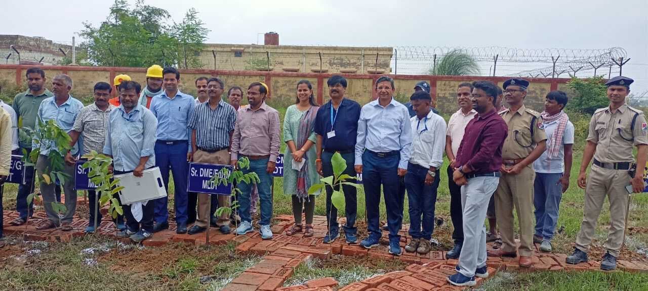 डीआरएम की अगुवाई में बाराहाट स्टेशन पर चला स्वच्छता व पौधरोपण अभियान