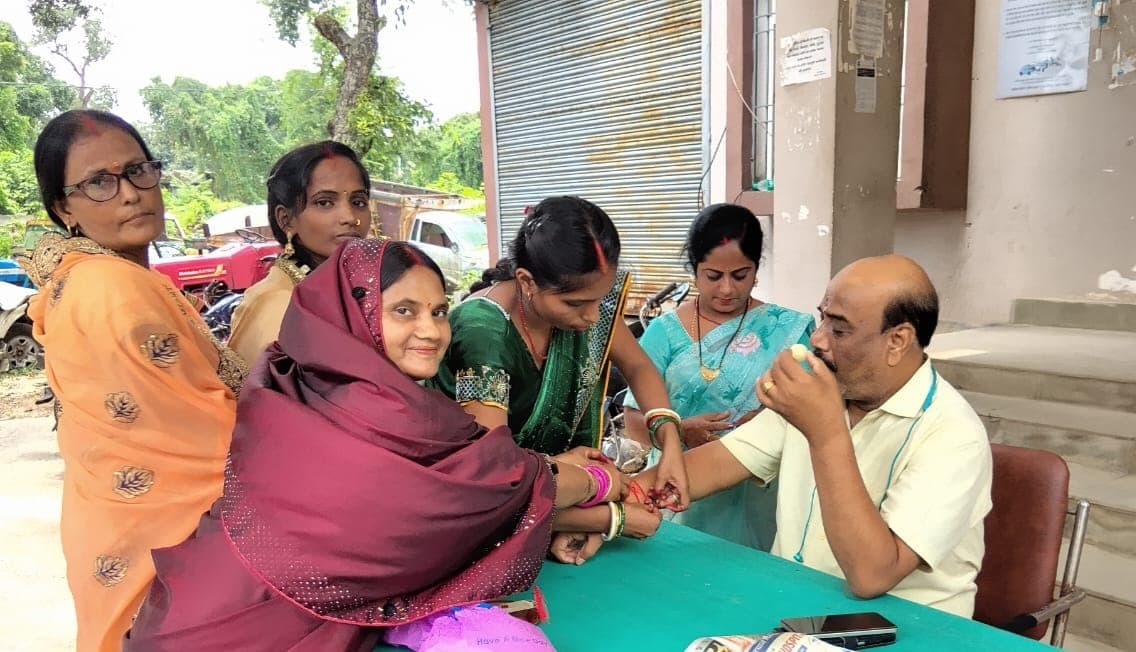 आचार्य बहनों ने पुलिस पदाधिकारियों को बांधी राखी, सुरक्षा का मिला भरोसा