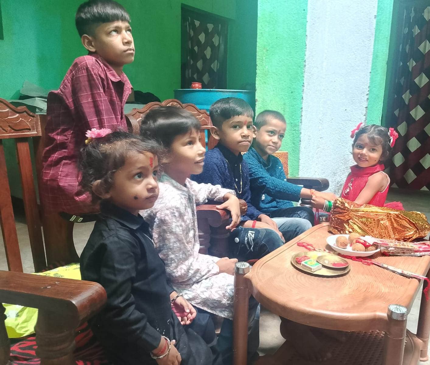 बहनों ने भाइयों की कलाई पर राखी बांध मांगी सलामती की दुआ