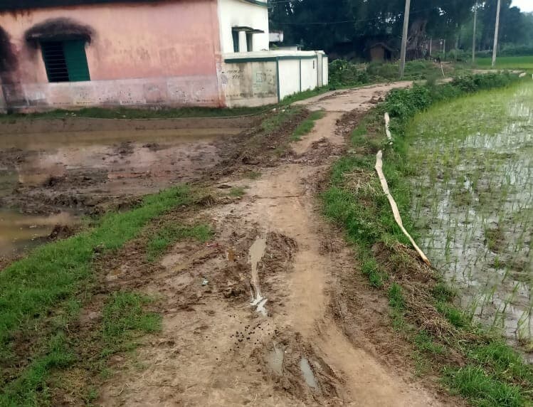कुड़ेरीचक गांव जाने वाली कच्ची सड़क की स्थिति बदहाल