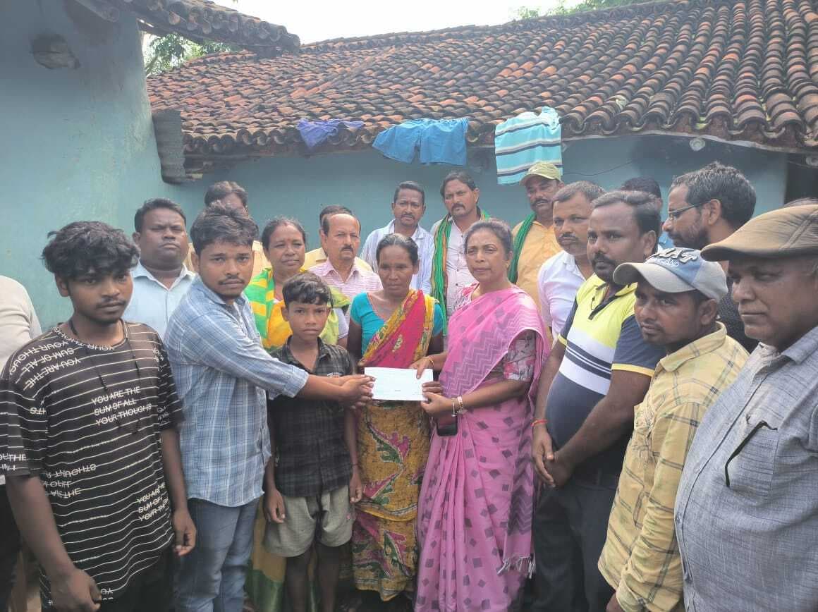 मजदूरों के परिजनों से मिलीं विधयक, सौंपा चेक