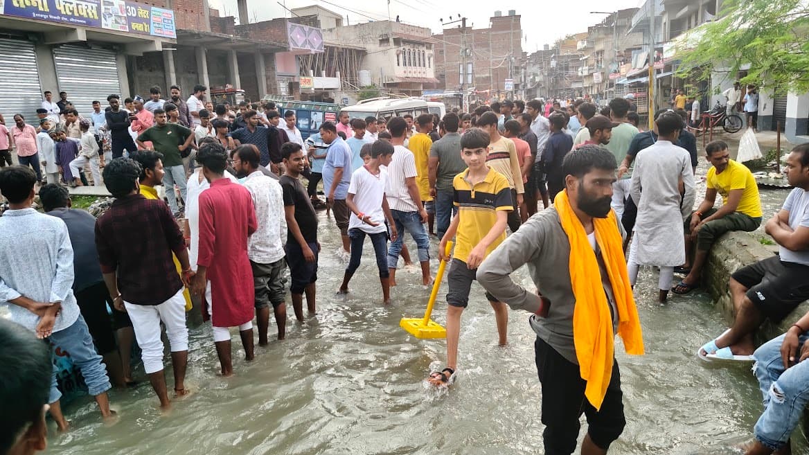 टिकरी मुहल्ले में बाढ़ के पानी में डूबा आठ साल का बच्चा, तलाश जारी