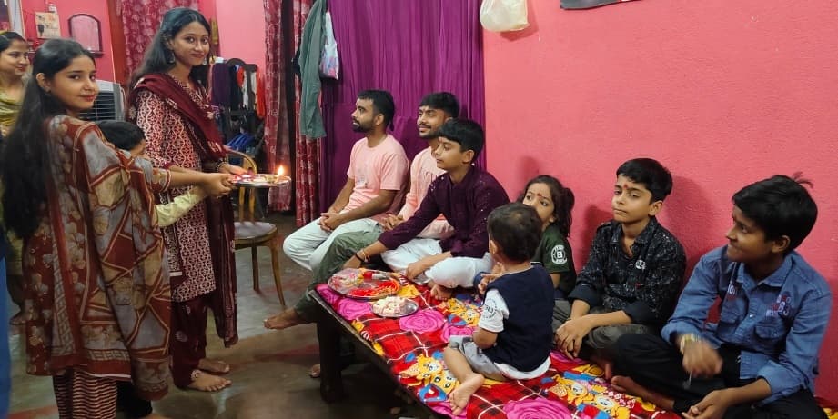 भाई की कलाई पर राखी बांध, बहनों ने रक्षा का लिया वचन