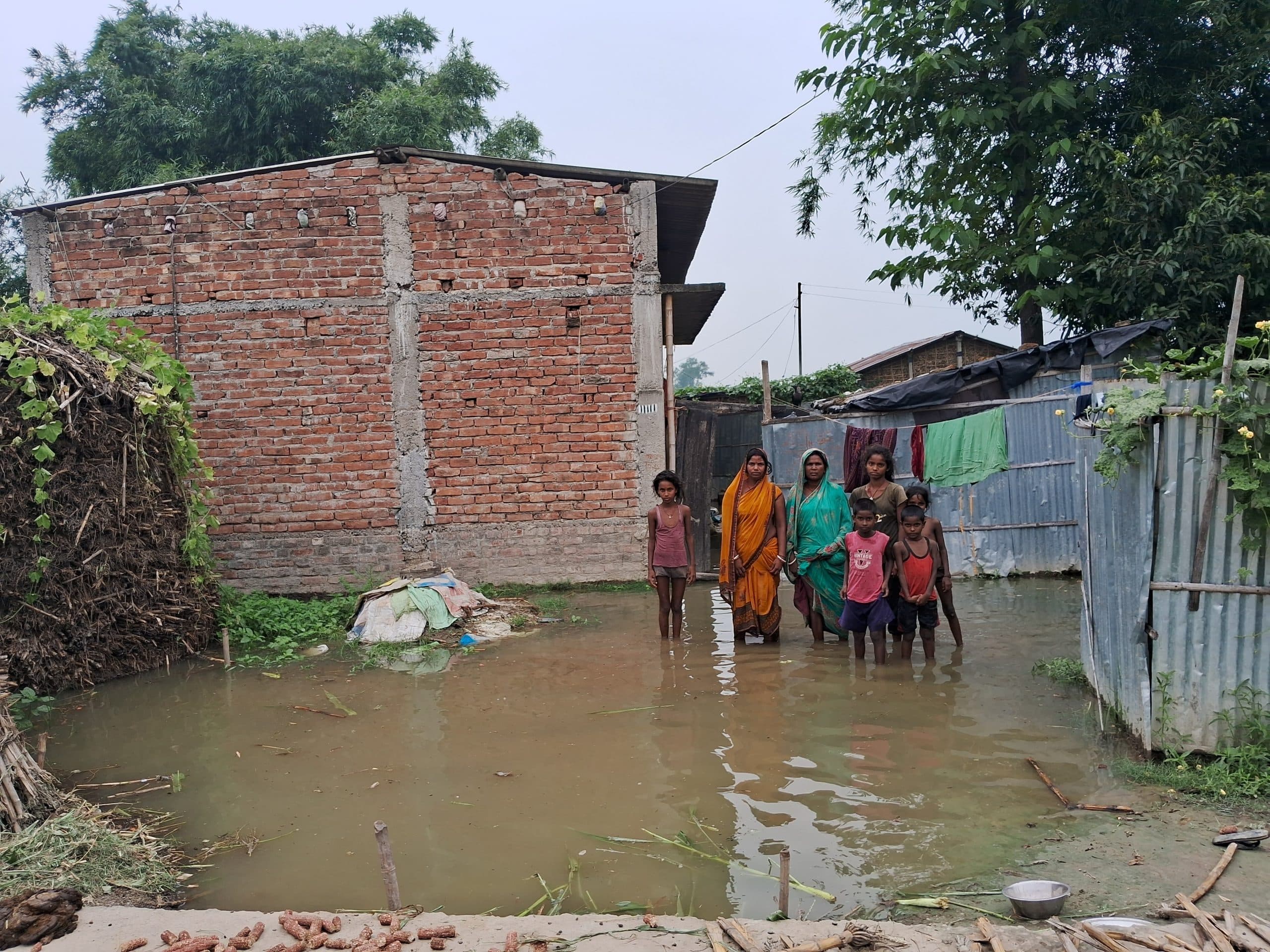 कोसी के लगातार बौराने से सांसत में रूपौली प्रखंड के बाढ़ पीड़ितों की जिंदगी