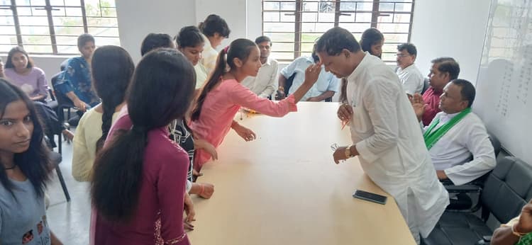 छात्राओं संग रक्षा बंधन मनाने पहुंचे विधायक, कहा आज से आप सब मेरी बहनें