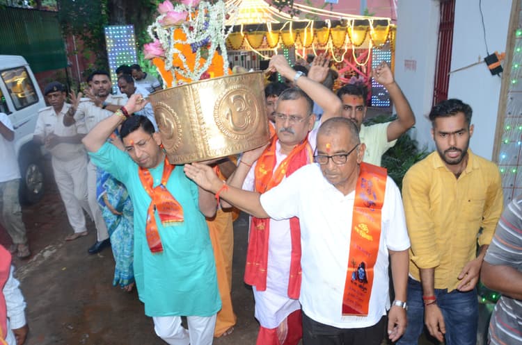 Deoghar News : सावन पूर्णिमा पर देवघर जेल से भेजे गये दो पुष्प मुकुट, बाबा बैद्यनाथ व बासुकिनाथ को किया गया अर्पित