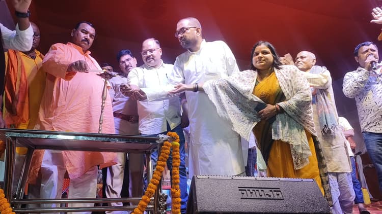 जूली झा ने भक्ति गीत गाकर लोगों को किया भाव विभोर