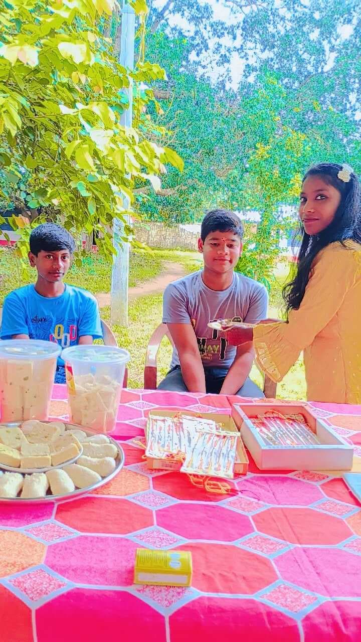 Deoghar news : बहनों ने भाइयों को बांधी राखी, रक्षा का लिया वचन