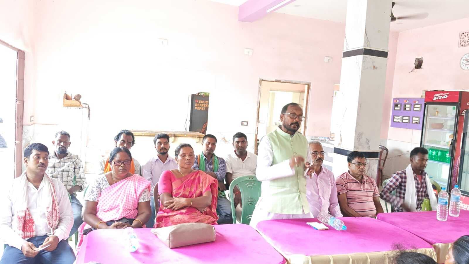 आदिवासी : आदिवासियों को मिले शिक्षा, रुके पलायन : केंद्रीय अध्यक्ष