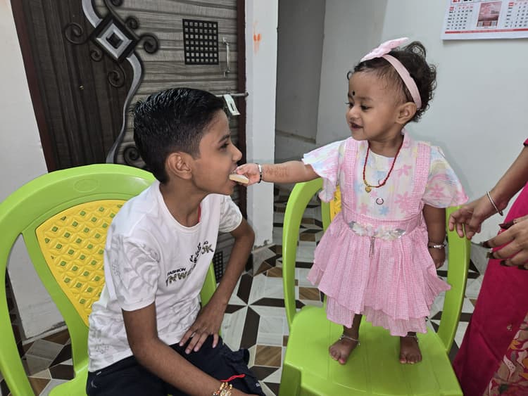 Deoghar news : बहनों ने भाई की कलाई पर रक्षा सूत्र बांधकर उनकी लंबी उम्र की कामना की