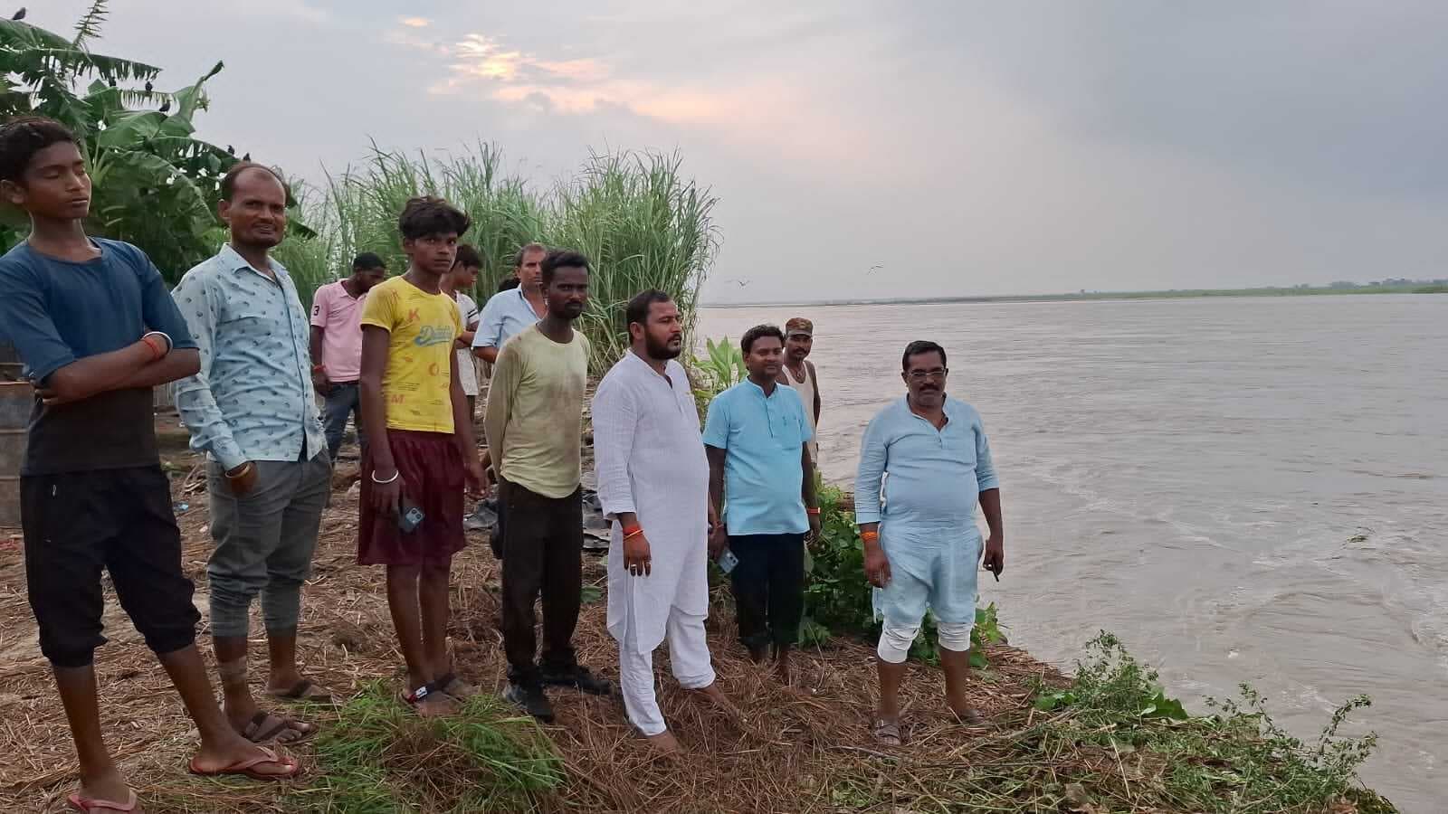 बेला गोठ में कटाव की सूचना पर पहुंचे युवा राजद जिलाध्यक्ष, प्रशासन से कोसी पीड़ितों की मदद की मांग