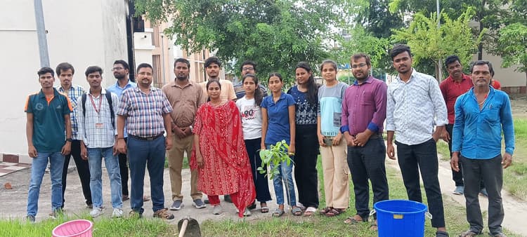 सुपौल अभियंत्रण महाविद्यालय में पौधारोपण, प्रथम वर्ष के छात्रों ने लिया पर्यावरण संरक्षण का संकल्प