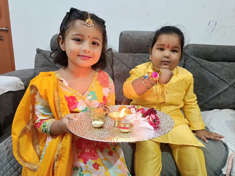 बहनों ने भाइयों की कलाई पर राखी बांध रक्षा का लिया वचन