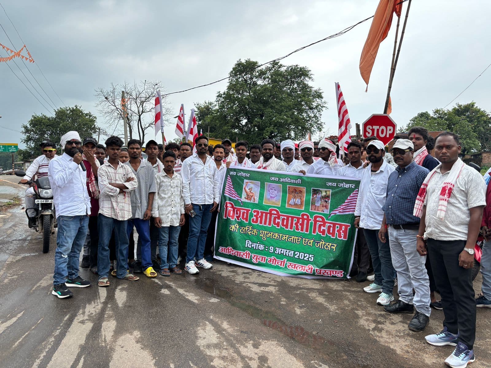 विश्व आदिवासी दिवस पर निकाली गयी बाइक रैली