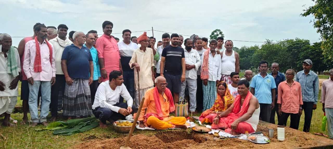 देवीपुर : दुर्गा पूजा को लेकर किया गया भूमि पूजन