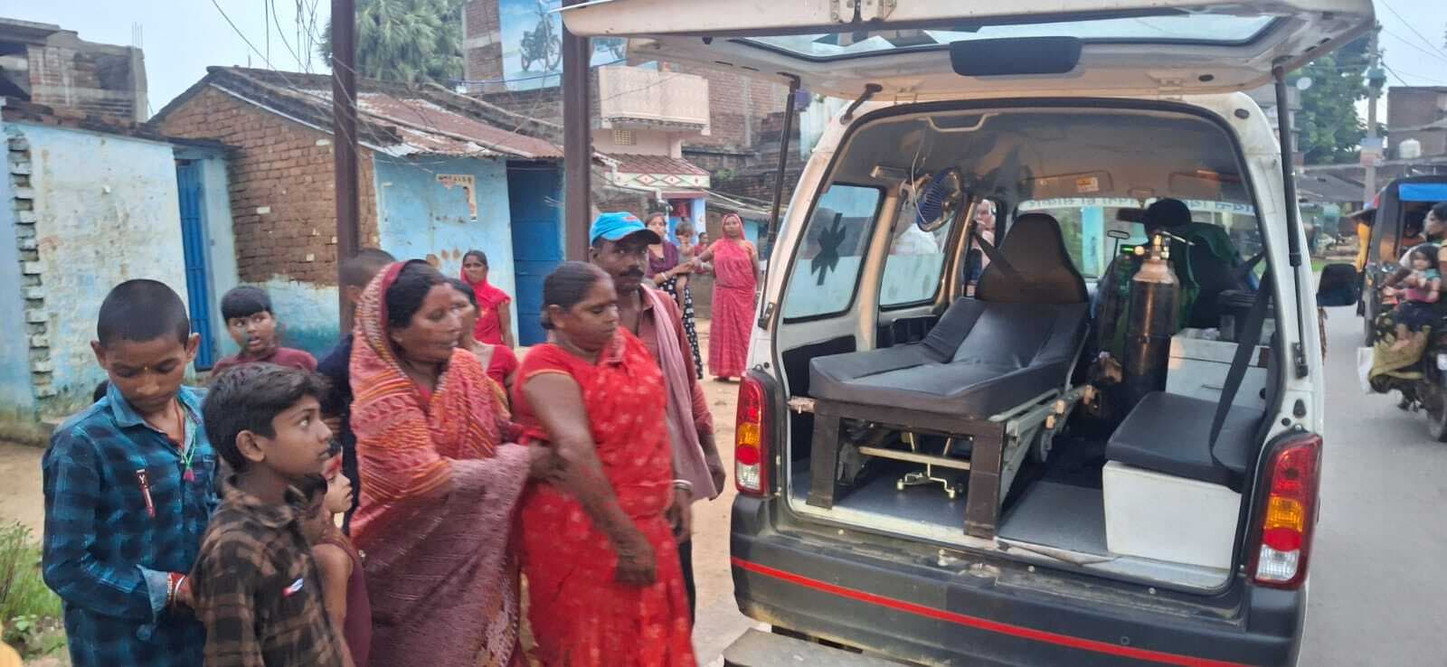 बोलेरो के धक्के से बाइक सवार महिला हुई जख्मी