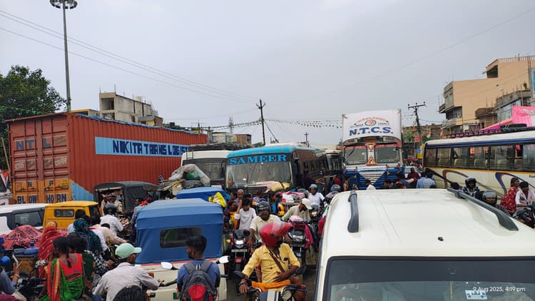 रक्षाबंधन के अवसर पर जाम से हलकान रहे लोग, वाहनों की लगी रही कतार