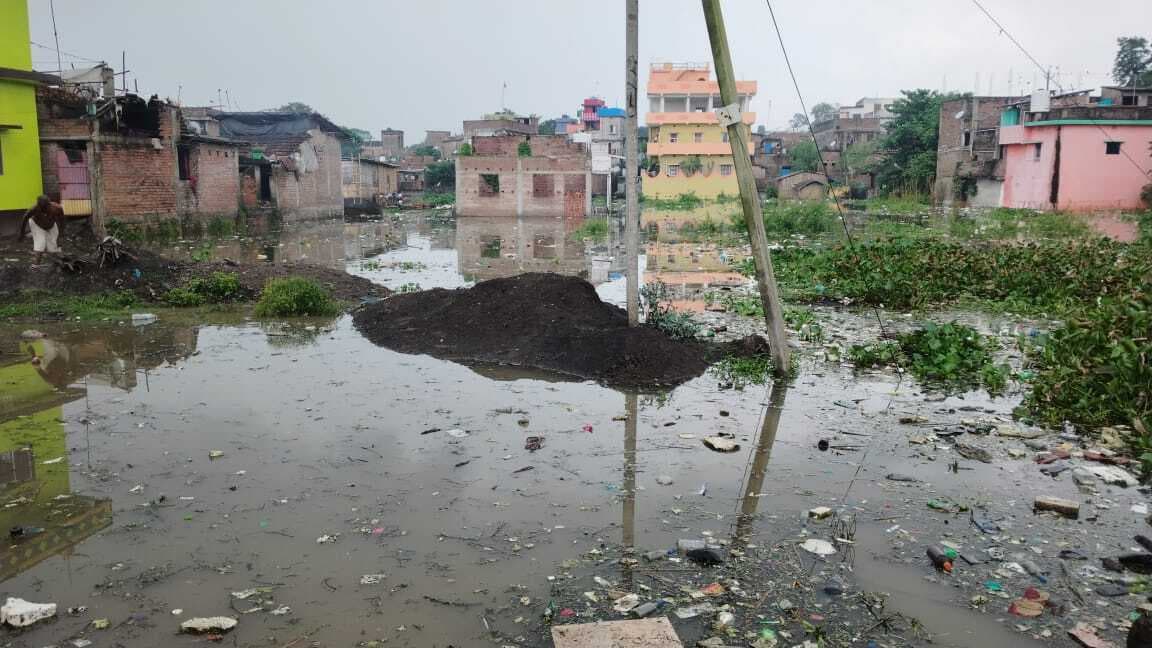 शहर के छह वार्ड में जमा है गंगा का पानी, नहीं मिली राहत सामग्री