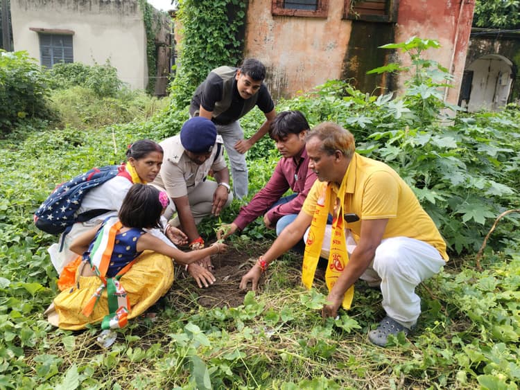 रक्षा बंधन पर सदर थाना  में सीओ व थानध्यक्ष ने किया पौधरोपण