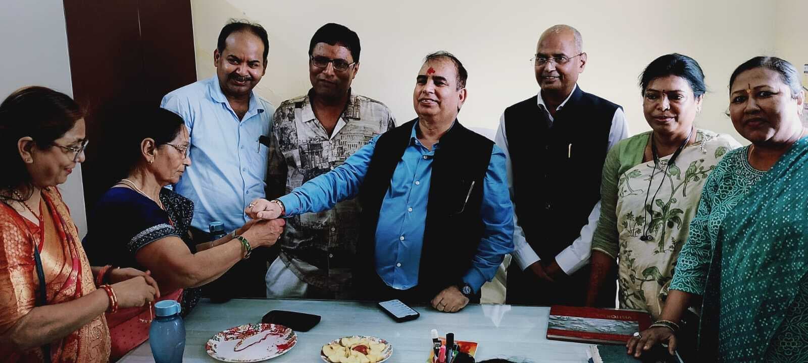 Dhanbad News : धनबाद पहुंचे सचिव, सबलपुर वृद्धाश्रम  की बुजुर्ग से बंधवाया राखी