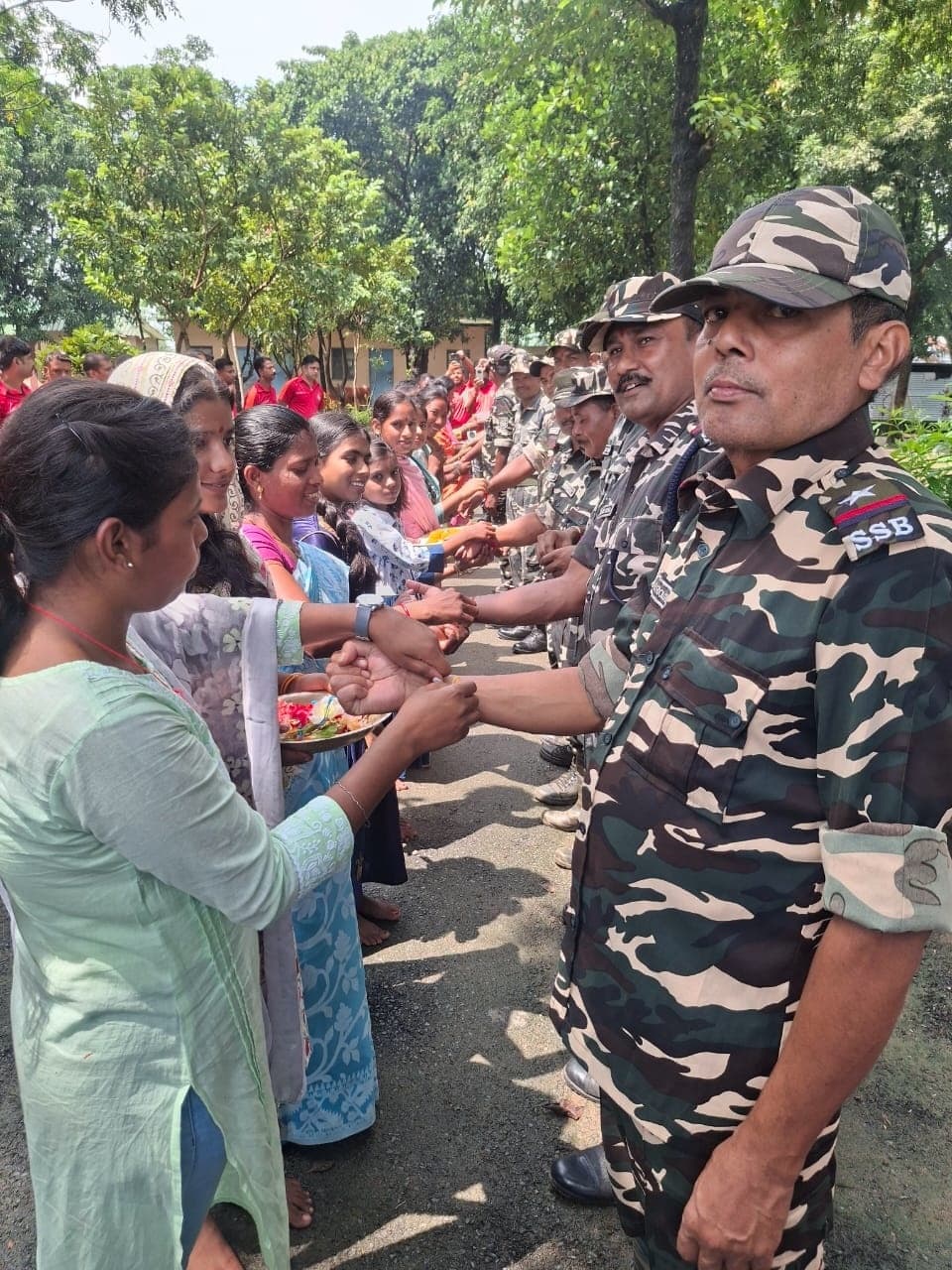 बहनों ने एसएसबी जवानों को बांधी राखी