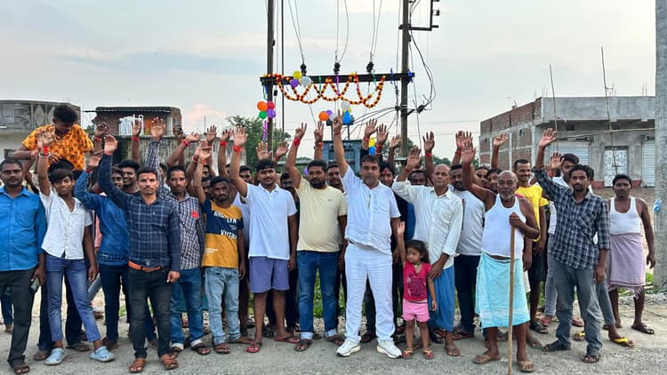 विधायक की पहल पर गांव लगा ट्रांसफॉर्मर, बिजली बहाल