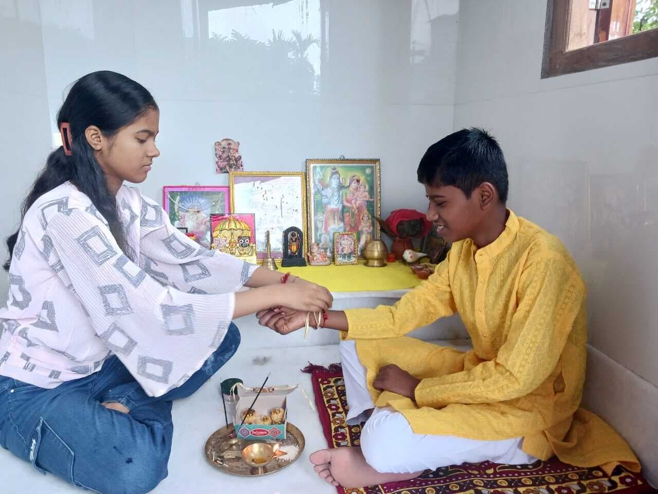 पौआखाली में बहनों ने भाईयों को बांधी राखी