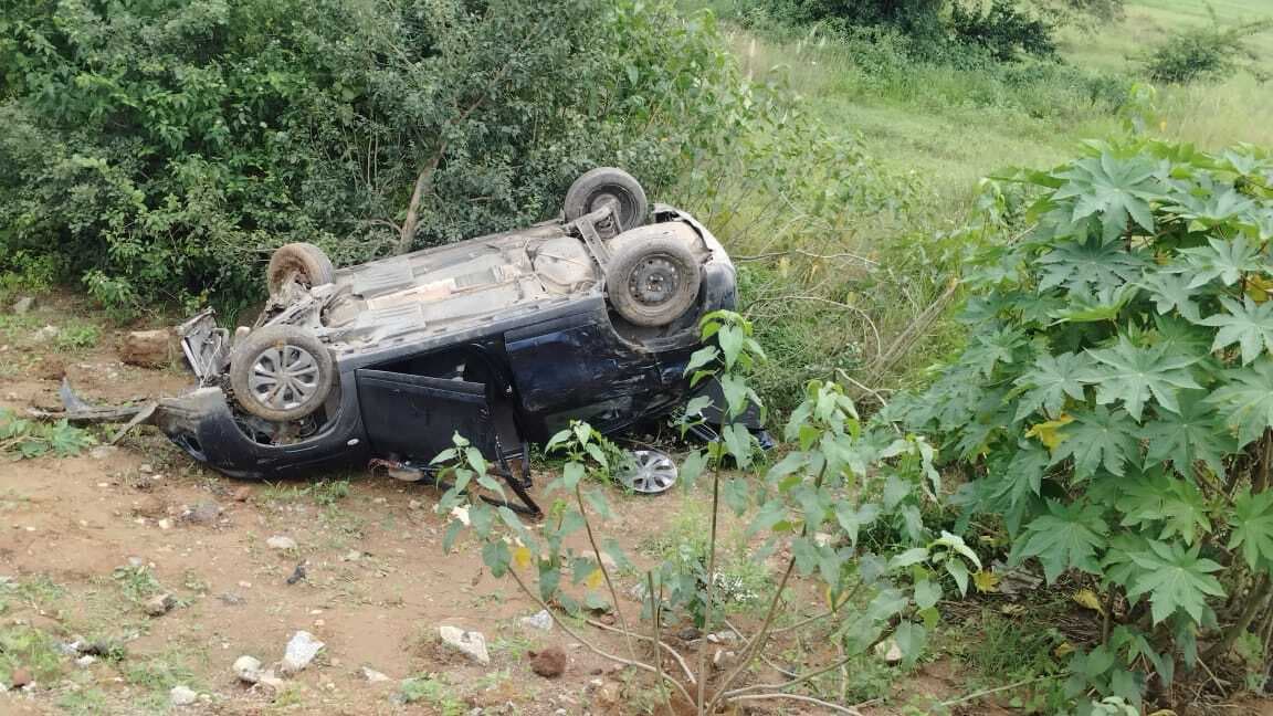 मुरगू पुल के नीचे गिरी कार