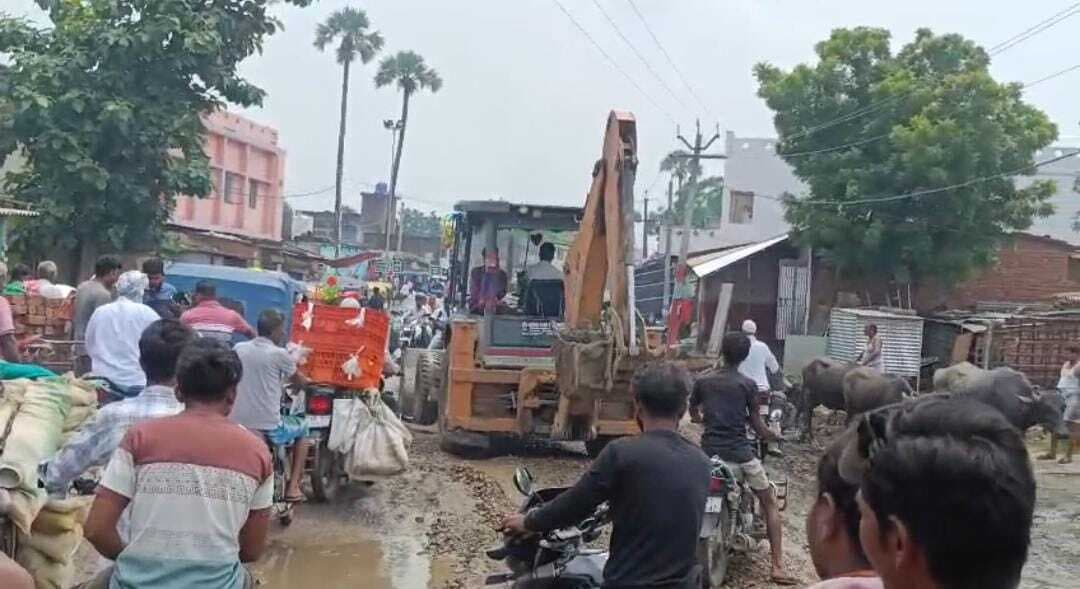 खबर का असर. मंत्री ने मुख्य सड़क के गड्ढों को भरने का दिया निर्देश