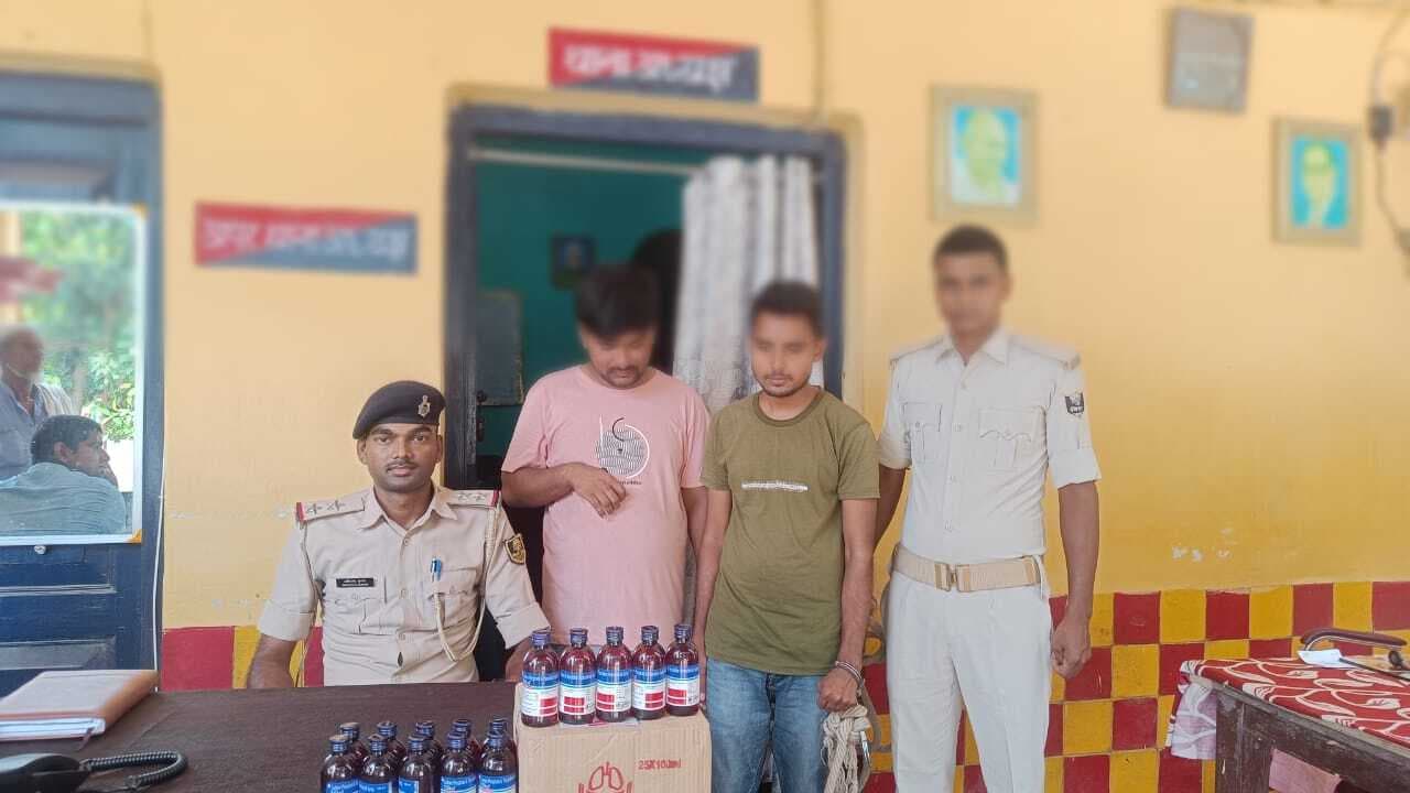 दर्जनों बोतल प्रतिबंधित कफ सिरप बरामद