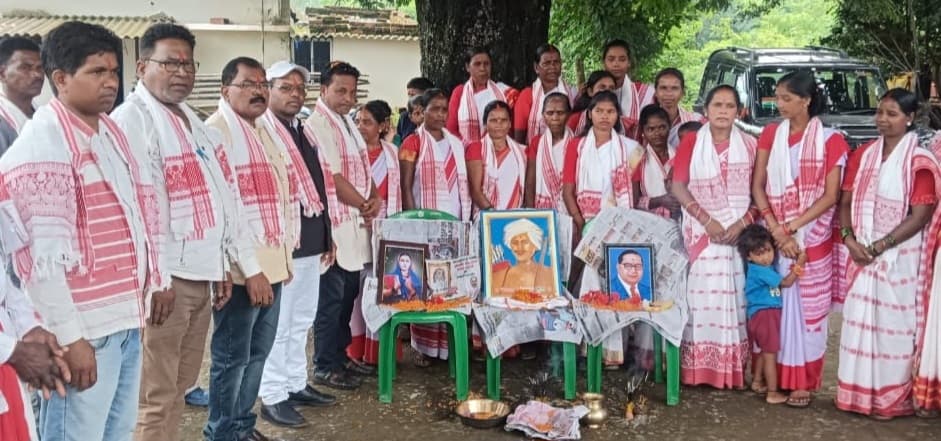 आदिवासियों ने भगवान बिरसा मुंडा को दी श्रद्धांजलि