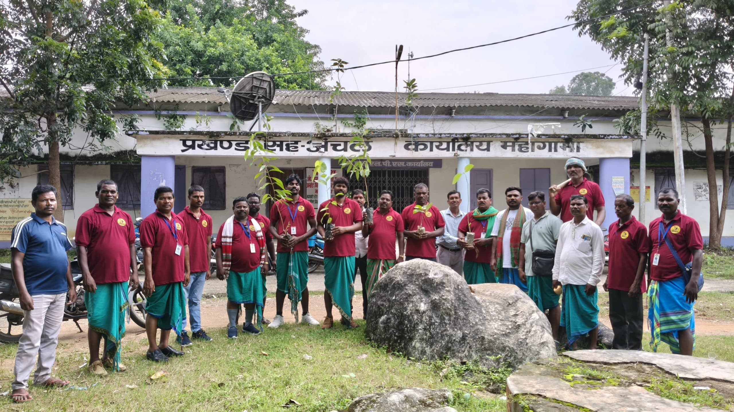 प्रखंड कार्यालय परिसर में  शिबू सोरेन के नाम पर पौधरोपण