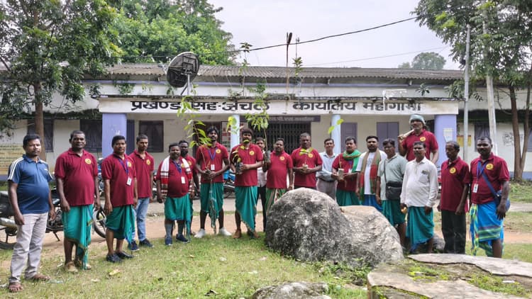 प्रखंड कार्यालय परिसर में  शिबू सोरेन के नाम पर पौधरोपण