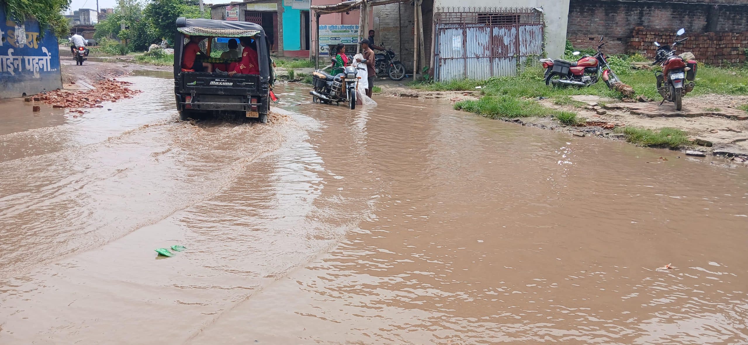 Madhubani News : नरहिया में एनएच के सर्विस रोड पर जलजमाव से राहगीर परेशान