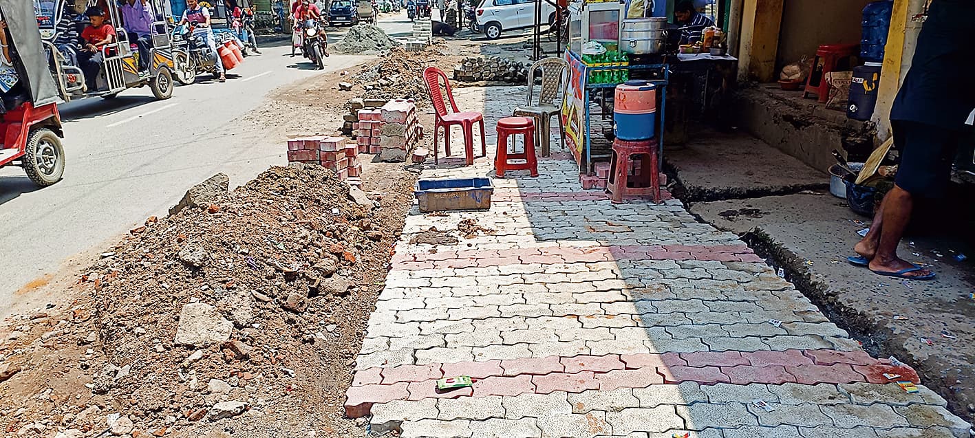 Gaya News : हर साल मेले से पहले दोहराई जाती है अधूरी मरम्मत की कहानी