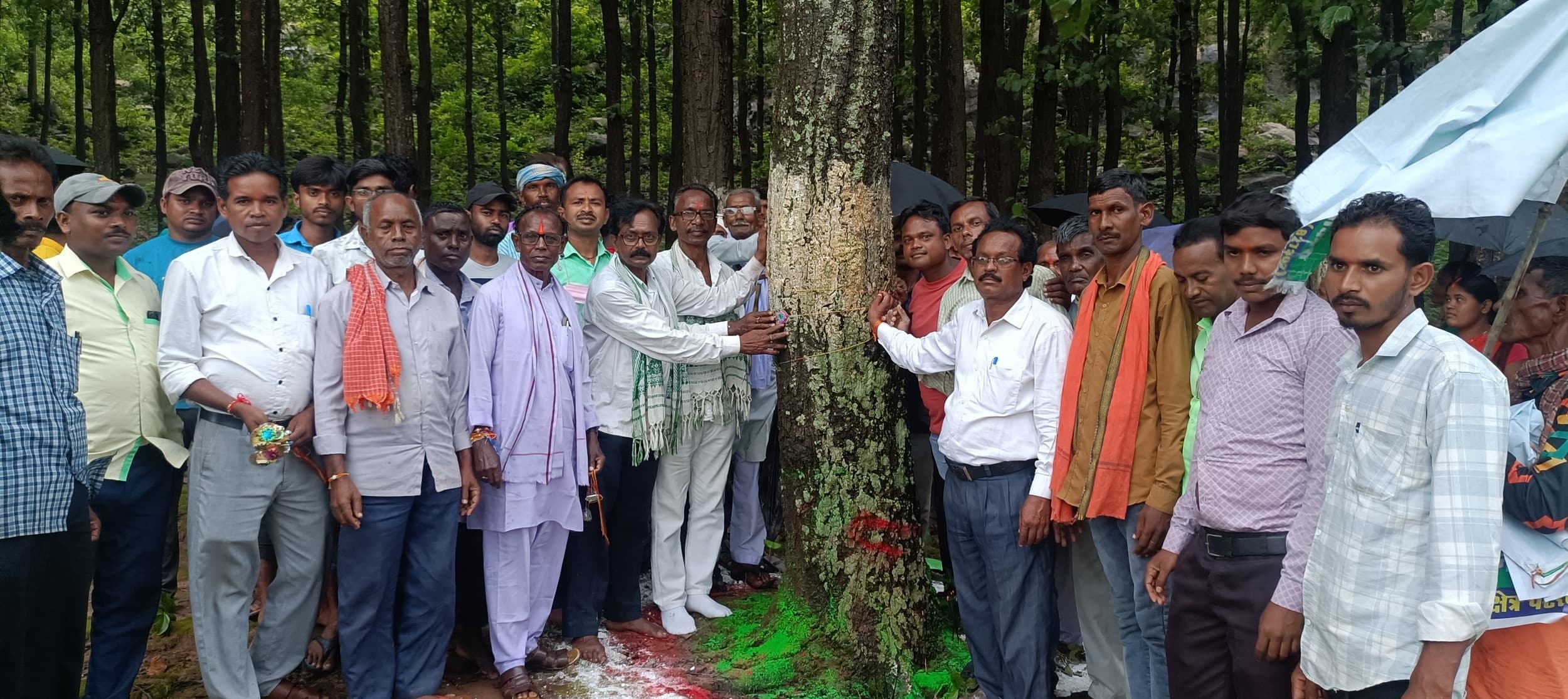 Bokaro News : पेड़ों को रक्षा सूत्र बांधकर सुरक्षा का लिया संकल्प