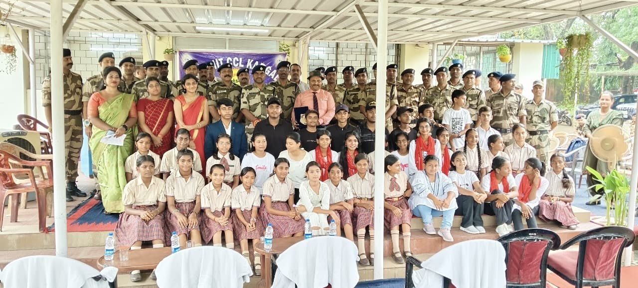 Bokaro News : महिलाओं और छात्राओं ने सीआइएसफ जवानों को बांधी राखी