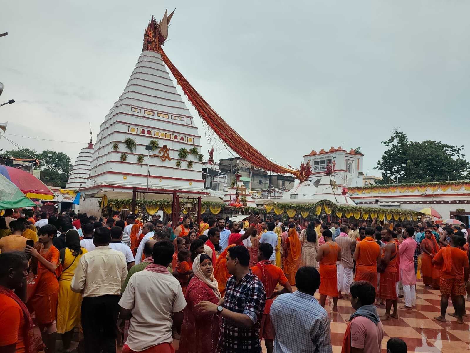 सावन पूर्णिमा को 75 हजार कांवरियों ने की स्पर्श पूजा