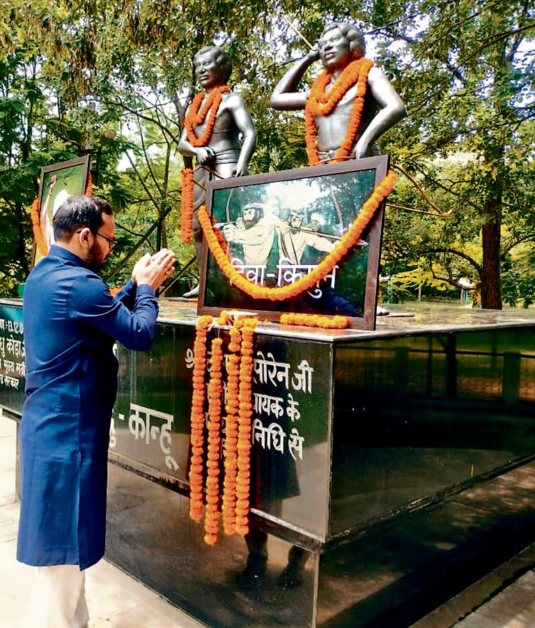 Seraikela Kharsawan News  : डीसी व प्रशासनिक अधिकारियों ने आदिवासी वीर शहीदों को दी श्रद्धांजलि