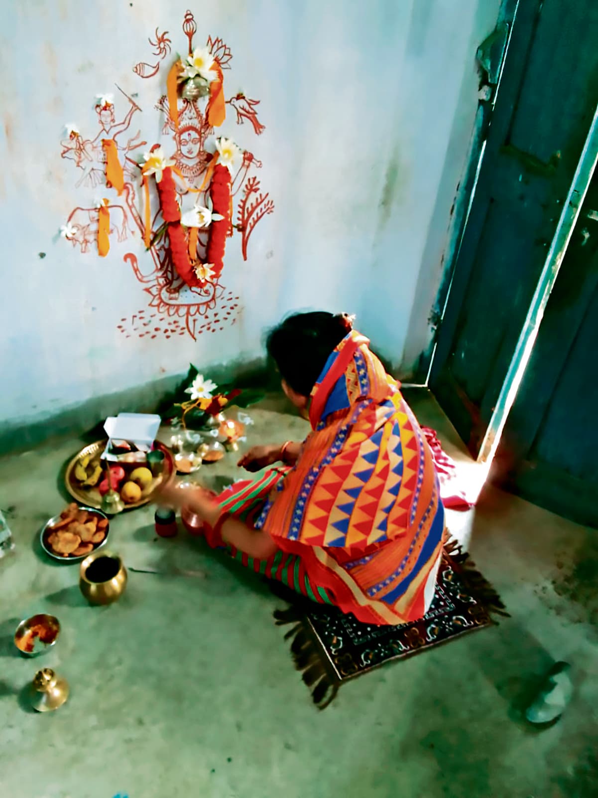 Seraikela Kharsawan News : घर की दीवार पर प्रभु बलराम का चित्र बनाकर की गयी पूजा