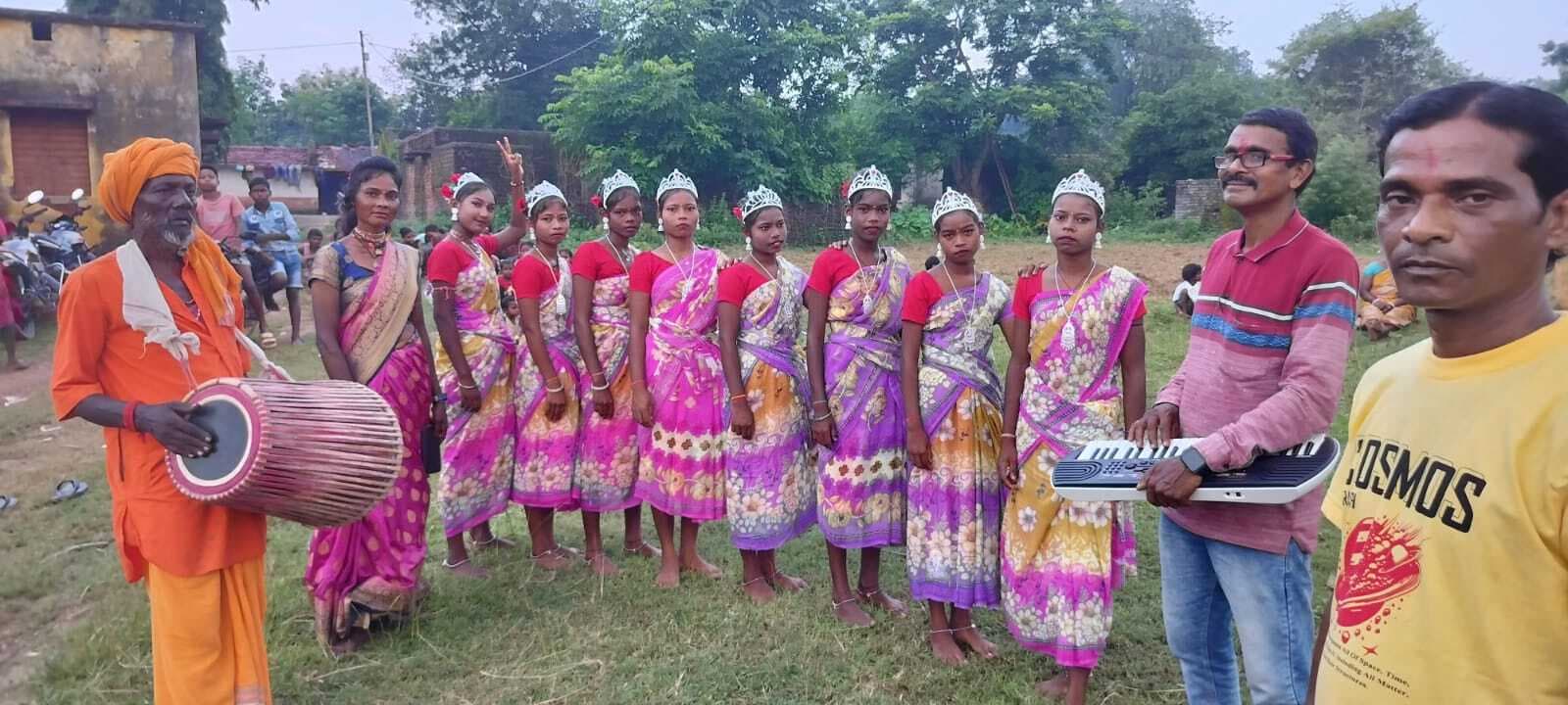 East Singhbhum News : आदिवासी वेशभूषा में कलाकारों ने किया नृत्य