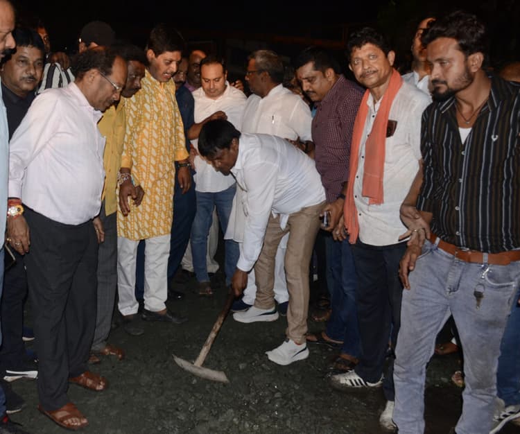 Dhanbad News : सांसद ने श्रमदान कर गया पुल अंडरपास की करायी मरम्मत, भरे गये गड्ढे