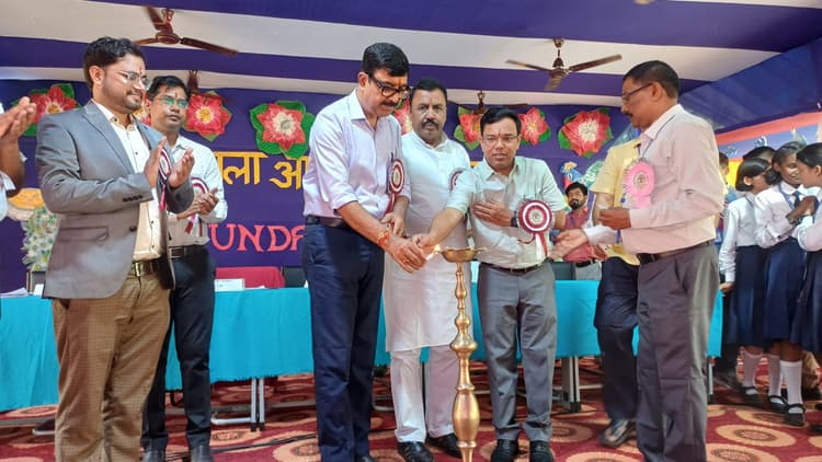 अनुशासन, समयबद्धता और टीमवर्क का महत्व को समझें छात्र