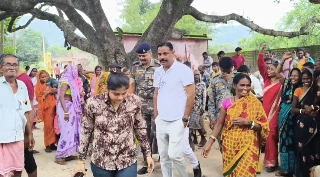 Dhanbad News : वार्ता के बाद सुलझा मंदिर निर्माण विवाद