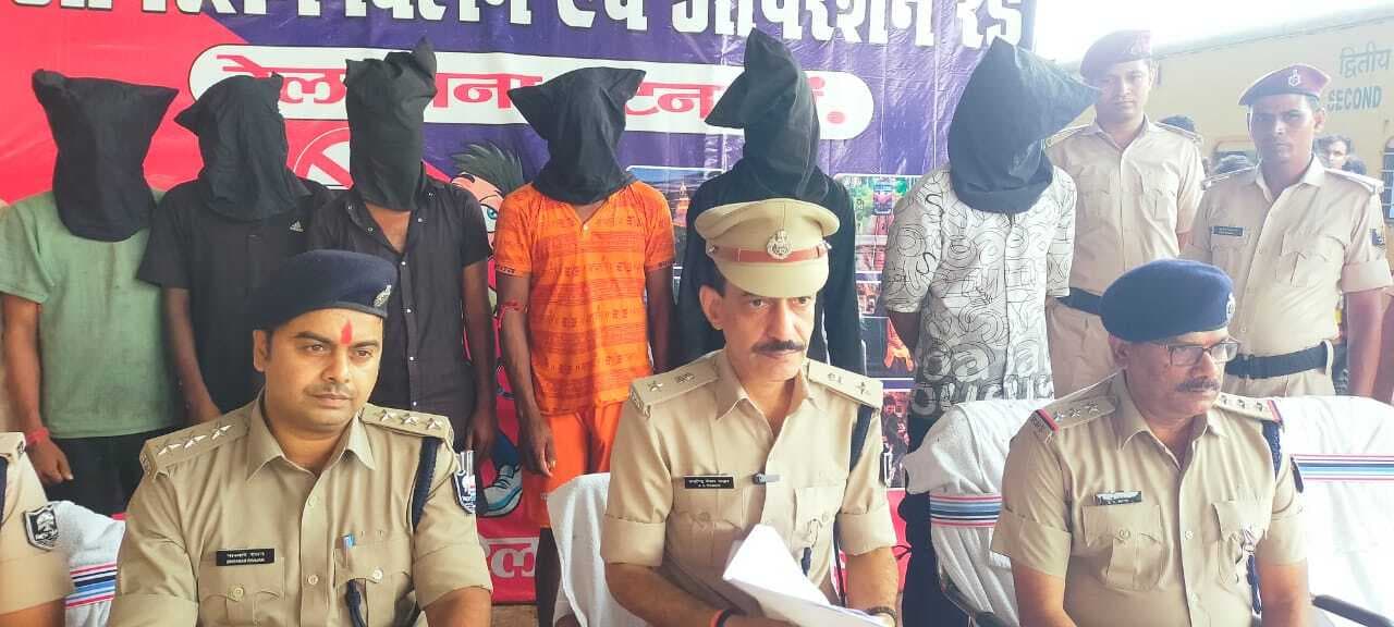 Patna News : कांवरिये के वेश में रेलयात्रियों से फोन व जेवर चुराने वाले सात धराये