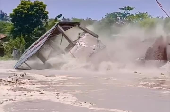 Bhagalpur news नल-जल योजना का जलमीनार और कई घर नदी में समाये