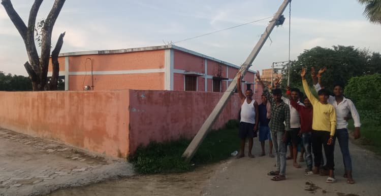 Saran News : झुके हुए बिजली के पोल से लोगों को बनी रहती है हादसे की आशंका